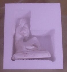 immagine raffigurante una scatola in polistirolo adatta a porteggere una piccola scultura. Produzione 3b srl